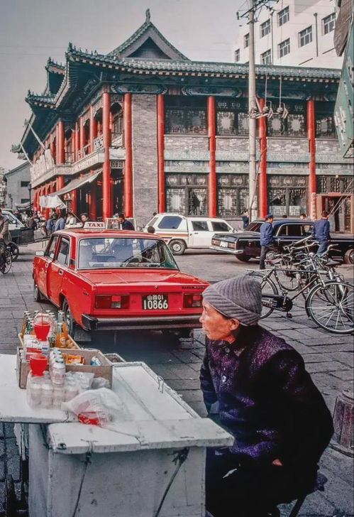 1992年,太原食品街和鼓楼街十字路口,卖汽水老奶奶和红色出租车